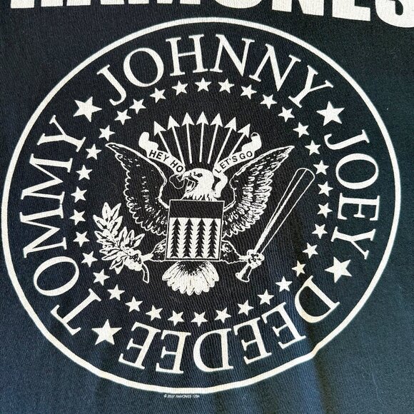 Vintage 2007 Women's Ramones 1234 V-Neck Graphic Band Tshirt Size XL - Picture 6 of 11